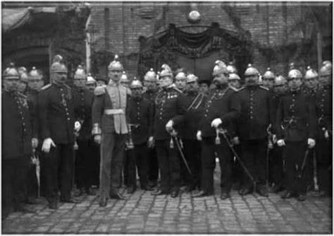 Feliks Nowotny w otoczeniu Korpusu Miejskiej Zawodowej Straży Pożarnej w Krakowie (ok. 1910)