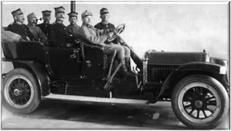 Strażacy krakowskiej MZSP w służbowym Austro-Daimlerze (początek XX wieku)