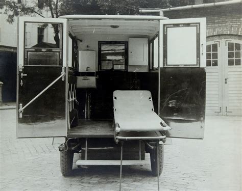 Historyczne wozy pożarnicze i karetka Ochotniczego Towarzystwa Ratunkowego na terenie koszar MZSP w Krakowie (ok. 1913)