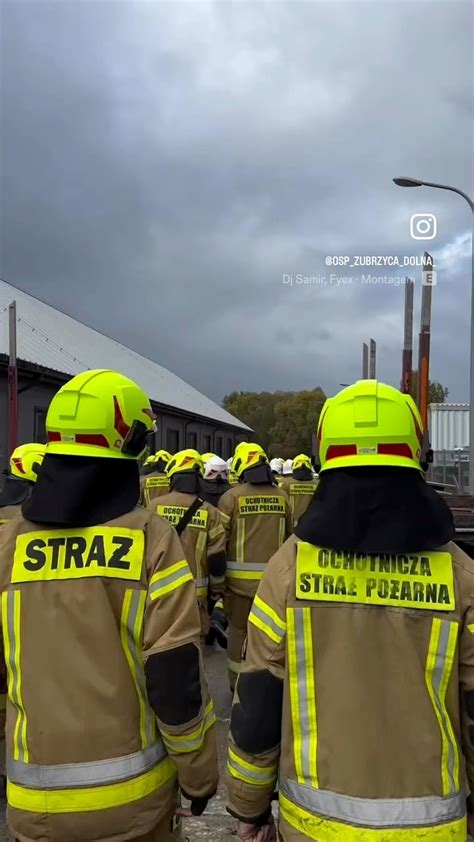 Zdjęcie przedstawiające strażaków podczas intensywnych ćwiczeń lub szkolenia praktycznego