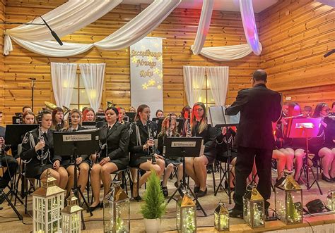 Członkowie Orkiestry Dętej OSP Mszana Dolna podczas koncertu