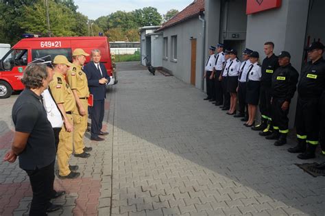 Zdjęcie przedstawiające jubileuszowy apel oraz pododdziały strażackie przed remizą w Posadzie Dolnej.