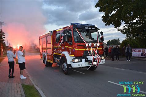 Zdjęcie przekazania kluczyków do nowego wozu bojowego Scania przez władze samorządowe prezesowi jednostki.