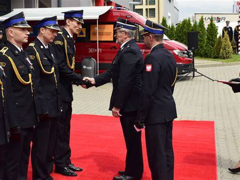 Strażacy otrzymujący odznaczenia i awanse