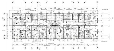 schemat bloku mieszkalnego z zaznaczonymi miejscami potencjalnych zagrożeń pożarowych (instalacje elektryczne, piwnice)