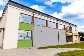 Porównanie architektoniczne sal gimnastycznych w Byszycach, Sygneczowie i Janowicach