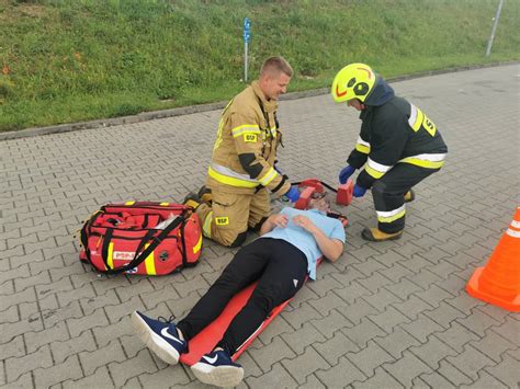 Zdjęcie strażaków udzielających pierwszej pomocy