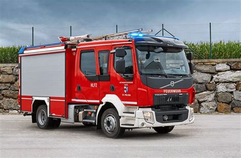Zdjęcie nowego samochodu strażackiego Volvo FL 320 4x4 dostarczonego do OSP Długołęka
