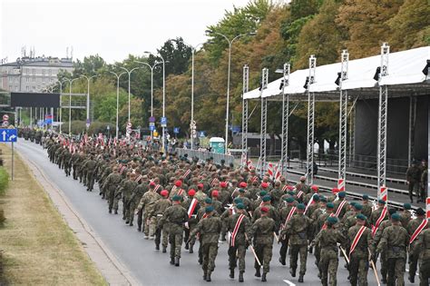 zdjęcie z uroczystości jubileuszowych OSP Glinnik, np. z defilady lub ceremonii wręczenia odznaczeń