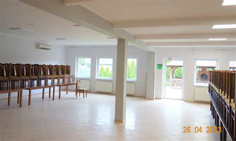 wnętrze świetlicy OSP Białowola z udekorowanymi stołami