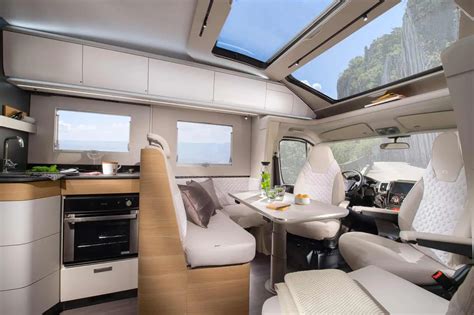 Wnętrze kampera zbudowanego na bazie Magirus-Deutz, pokazujące komfort i funkcjonalność.