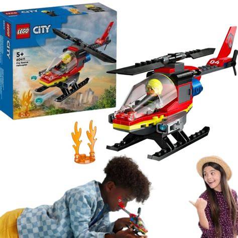 Thematyczne zdjęcie dzieci bawiących się zestawem LEGO City Strażacki Helikopter Ratunkowy