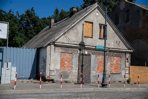 Zniszczony dom przy ul. Młynowej 47 i nowa zabudowa