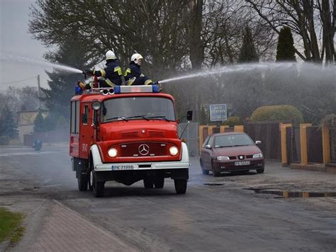 fotografia starego wozu strażackiego z beczką i pompą ręczną