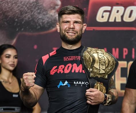 Mateusz Kubiszyn w oktagonie podczas walki