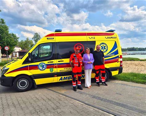 Zespół Ratownictwa Medycznego transportujący poszkodowanego