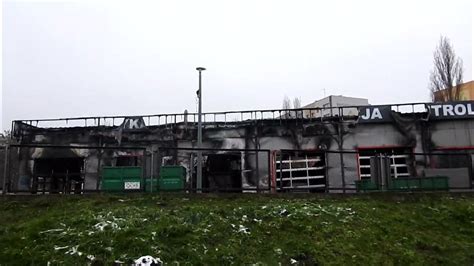 Zniszczony budynek po pożarze na Przyczółku Grochowskim