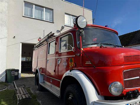 zdjęcie zabytkowego wozu strażackiego Daimler-Benz 1113 na sprzedaż
