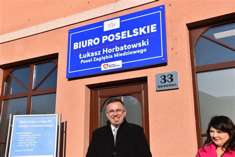 Biuro poselskie po podpaleniu, z widocznymi zniszczeniami i napisami na ścianie
