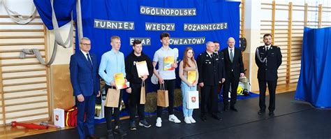Ruben Szturc odbierający nagrodę podczas Ogólnopolskiego Turnieju Wiedzy Pożarniczej w Kłobucku