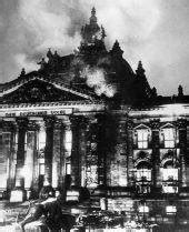 Płonący budynek Reichstagu nocą 27 lutego 1933 roku
