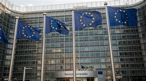 Flagi Unii Europejskiej przed budynkiem Komisji