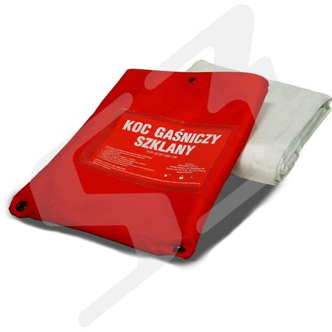 Koc gaśniczy rozłożony nad niewielkim źródłem ognia