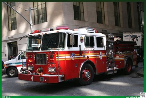 Zdjęcie autobrabiny Seagrave Commander II z FDNY przy strażnicy Ten House.