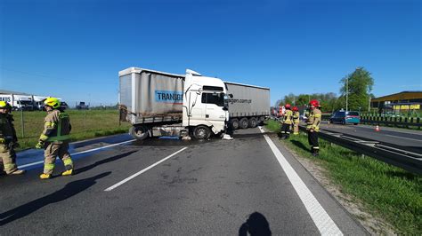 Zdjęcie płonącego ciągnika siodłowego z naczepą na drodze wojewódzkiej 396 pod Oławą