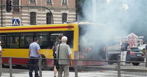 Tematyczne zdjęcie pożaru autobusu MPK w Łodzi, np. dymiący autobus na ulicy