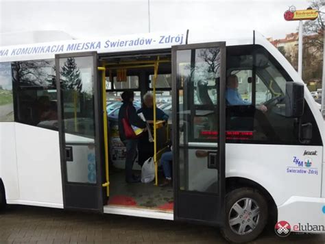 Zdjęcie autobusu linii 92 po pożarze na ul. Kolumny, widoczne uszkodzenia tylnej części