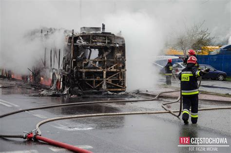 Ujęcie pożaru autobusu MPK na ul. Maratońskiej, widoczne duże płomienie i dym