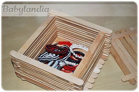 Różnorodne materiały do tworzenia modelu wozu strażackiego: karton, klej, farby, patyczki po lodach, wykałaczki.