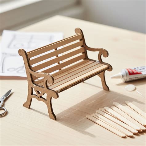 Gotowa, ruchoma drabina wykonana z patyczków po lodach i wykałaczek, przymocowana do modelu wozu strażackiego.