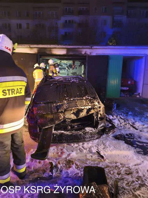 Zniszczony samochód osobowy po pożarze w garażu