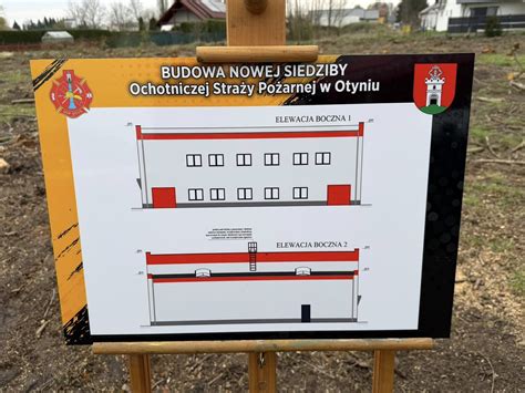 Zdjęcie przedstawiające starą i nową remizę OSP w Dębowej Łące, ukazujące jej rozwój