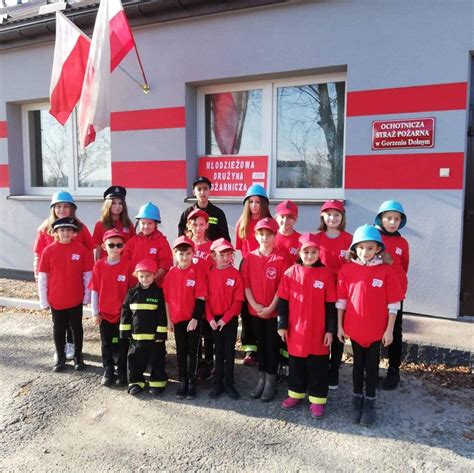 Wspólne zdjęcie nowego zarządu OSP Gorzeń Dolny lub strażaków przed remizą