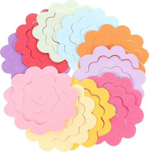 Zestaw kolorowych kółek papieru przygotowanych do origami