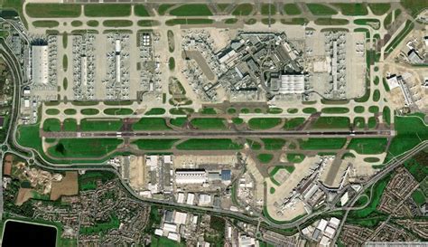 Mapa obszaru lotniska Heathrow z zaznaczoną stacją North Hyde i zakresem wpływu pożaru
