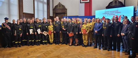 Tematyczne zdjęcie przedstawiające zgromadzenie strażaków i mieszkańców podczas uroczystości jubileuszowych