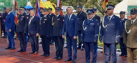 Zdjęcie uhonorowanych druhów OSP Wysoka z medalami i odznaczeniami