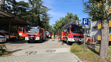 Zespoły strażaków podczas ćwiczeń z nowoczesnym sprzętem gaśniczym