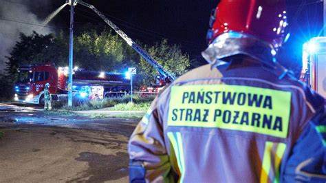 Zdjęcie strażaków i służb ratunkowych przed Dworcem Świebodzkim po pożarze