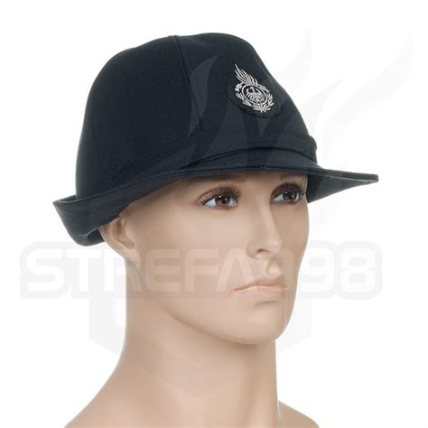 Zdjęcie przedstawiające różne elementy umundurowania OSP: czapka, kapelusz, hełm paradny