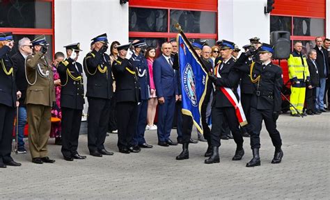 Uroczysty apel strażaków na placu jednostki w Rypinie