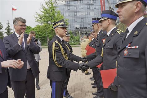 Zdjęcie przedstawiające wręczanie odznaczeń i awansów dla strażaków
