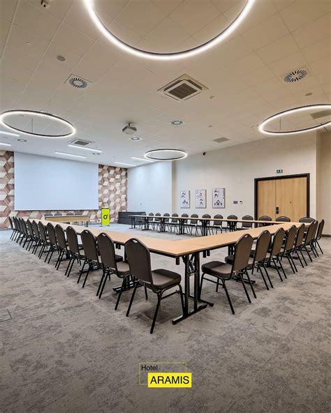 wnętrze remizy OSP w Żukowie - sala konferencyjna z wyposażeniem audiowizualnym i stołami