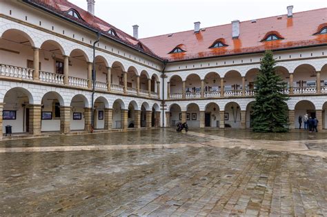 Historyczne zdjęcie dziedzińca Zamku w Niepołomicach w latach 20. XX wieku