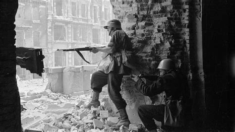 Inforgrafika ukazująca budynki Politechniki Warszawskiej i kierunki ataku podczas Powstania Warszawskiego