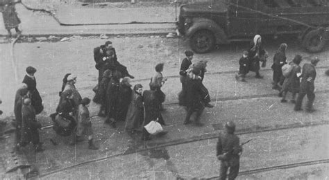 Historyczne zdjęcie płonącego budynku Politechniki Warszawskiej podczas Powstania